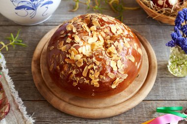 Tüm mazanec - geleneksel Çek Paskalya pastası ilkbaharda kırsal bir masada.
