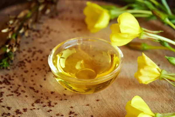 Taze tohum ve çiçeklerle dolu bir kasede çuha çiçeği yağı.