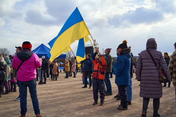 PRAG, CZECH REPUBLIC - 3 Nisan 2022: Rus saldırganlığına karşı destek olmak amacıyla Letna yardım konserinde Ukrayna bayrakları tutan insanlar