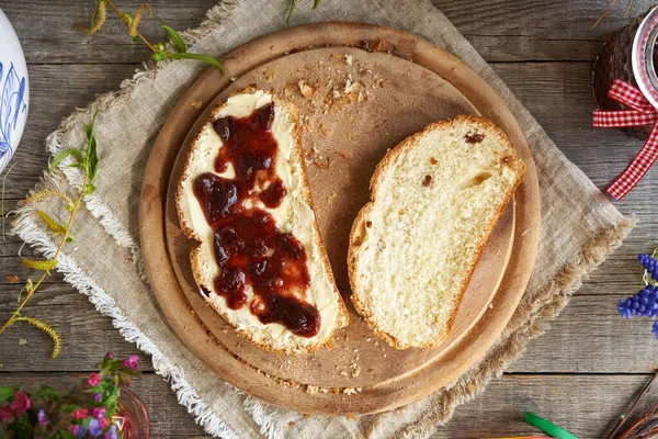 Rebanadas Mazanec Pastelería Checa Dulce Pascua Con Mantequilla Mermelada Vista —  Fotos de Stock