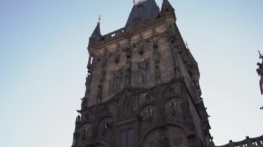 PRAG, CZECH Cumhuriyet - 16 Nisan 2022: Namesti 'deki Toz Kulesi Tepeden tırnağa