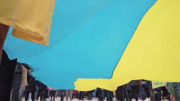 Prague Cseh Köztársaság Április 2022 Nagy Ukrán Zászlót Tartanak Integetnek — Stock videók