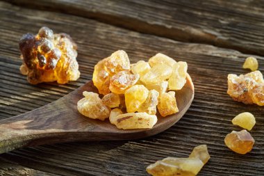 Tütsü reçinesi kristalleri ahşap bir kaşıkta, yakın plan