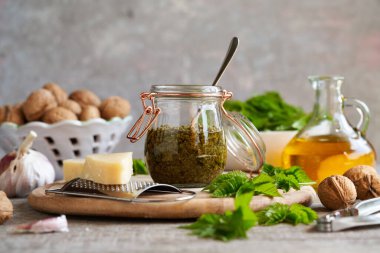 Baharda genç toprak büyüklerinin yapraklarından yapılan pesto - yenilebilir vahşi bir bitki.