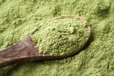 Kaşık üzerindeki yeşil arpa tozu. Yaklaş.