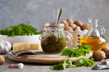 Baharda genç gutweed yapraklarından yapılan bir kavanoz ev yapımı pesto. Yaban yenilebilir bir bitki.