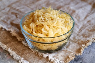 Bir kase mayalanmış lahana ya da lahana turşusu.