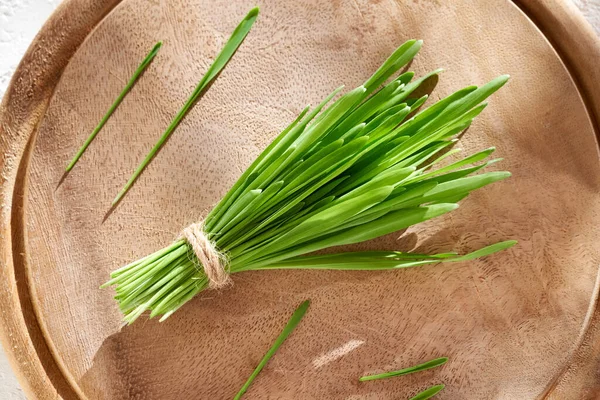 一捆新种植的青草放在桌子上 健康的营养补充剂 — 图库照片