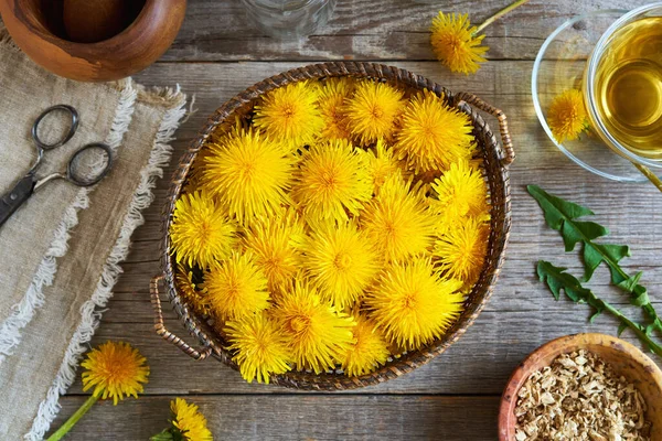 Frische Löwenzahnblüten Einem Korb Hintergrund Eine Tasse Kräutertee Und Getrocknete — Stockfoto