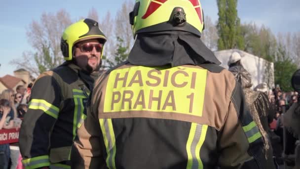 Prague Czech Republic April 2022 Firemen Watching Bonfire Called Carodejnice — стокове відео