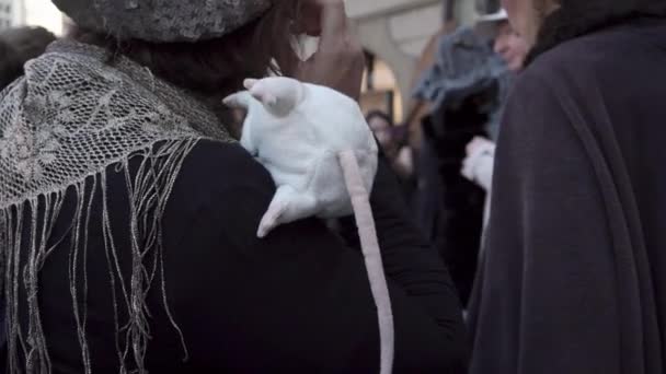 プラハ チェコ共和国 エイプリル社2022年30日 Carodejniceフェスティバルやワルプルギスの夜に魔女役の女性にマウスを当て ストラナ広場の背景で話をする人々 — ストック動画