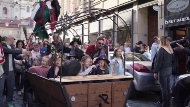 Prag Tjeckien April 2022 Carriage Transportera Förklädda Barn Och Avbild — Stockvideo