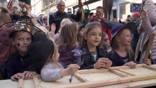 Prag Tjeckien April 2022 Barn Förklädda Till Häxor Mala Strana — Stockvideo