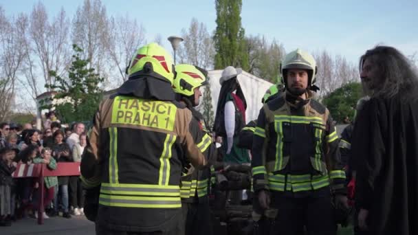 Prague Czech Republic April 2022 Firemen Called Carodejnice Festival Witch — Stock video