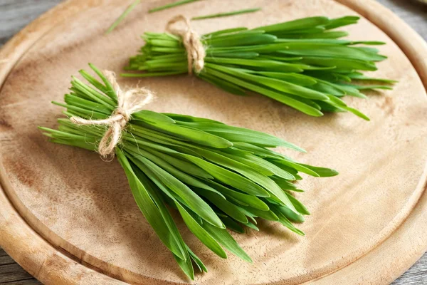 Två Buntar Nyodlade Unga Gröna Korn Gräs Ett Bord Hälsosamt — Stockfoto