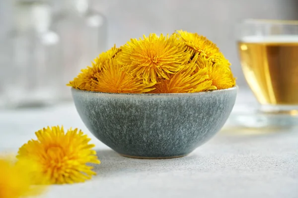 Fresh Yellow Dandelion Flowers Bowl Table Spring Cup Herbal Tea — Zdjęcie stockowe