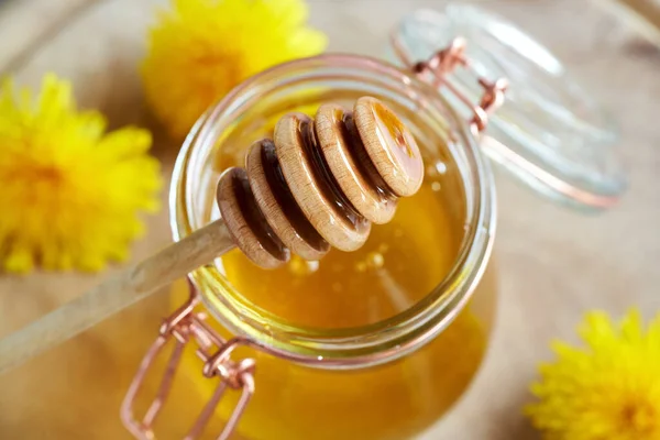 Honiglöffel Über Einem Glas Kräutersirup Aus Frischen Löwenzahnblüten Frühling — Stockfoto