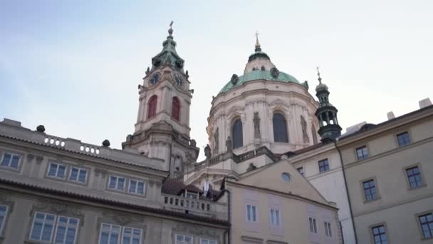 PRAHA, ČESKÁ REPUBLIKA - 30. dubna 2022: Kostel sv. Mikuláše na Malé Straně, odshora dolů
