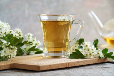 İlkbaharda taze dikenli çiçekli bir fincan bitki çayı.