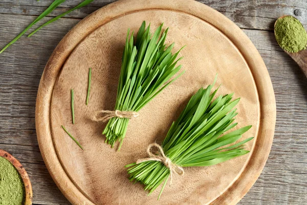 Freshly Harvested Barley Grass Powder Wooden Cutting Board Top View — стоковое фото