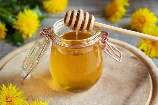 Jar Dandelion Honey Syrup Made Sugar Fresh Taraxacum Flowers — Fotografia de Stock