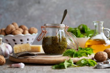 Bir kavanoz ev yapımı pesto. Baharda toplanan taze yaşlı yapraklardan yapıldı. Yaban yenilebilir bir bitki.
