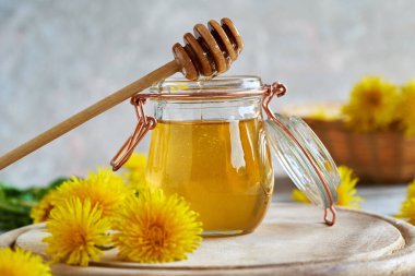 Baharda taze çiçeklerden yapılmış bir kavanoz karahindiba balı.