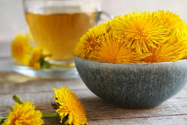 Fresh Dandelion Flowers Cup Herbal Tea Background Naturopathy Alternative Medicine — Fotografia de Stock