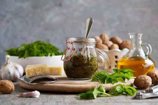 Pesto Goutweed Con Nueces Ajo Queso Parmesano — Foto de Stock