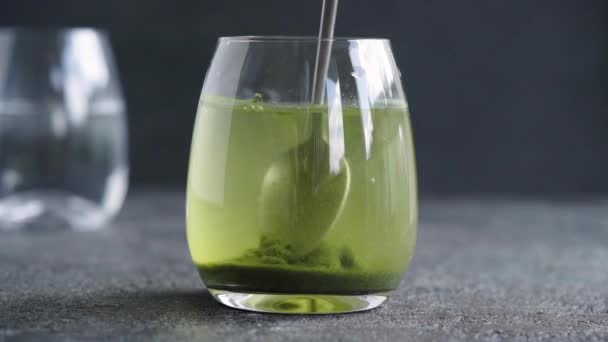Stirring Green Barley Grass Powder Glass Water Preparation Healthy Drink — ストック動画