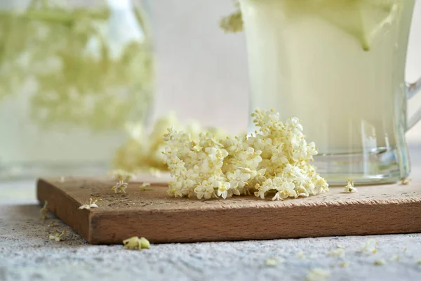 Friske Ældre Blomster Bord Foråret Med Glas Limonade Med Urtesirup - Stock-foto