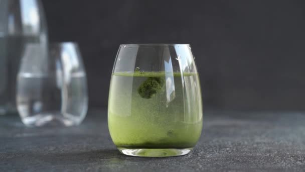 Barley Grass Powder Glass Water Falling Slowly Bottom — Wideo stockowe