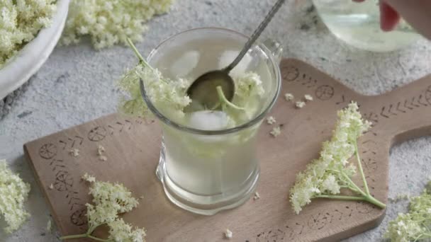 Stirring Homemade Elder Flower Syrup Glass Ice — 图库视频影像