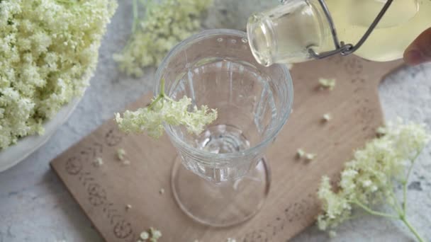 Häll Fläderblomsirap Ett Glas Dekorerat Med Färska Blommor — Stockvideo