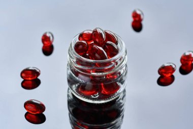 Kril yağı hapları ya da cam kavanozdaki küreler. Omega-3 yağ asitleri açısından zengin sağlıklı besin takviyesi.