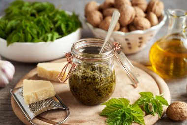 Bir kavanoz ev yapımı pesto taze taze, yaşlı yapraklardan yapılmış bahar başında toplanmış.