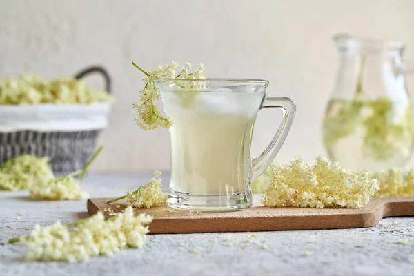 Чашка Травяного Лимонада Сиропом Свежих Старших Цветов Весной — стоковое фото