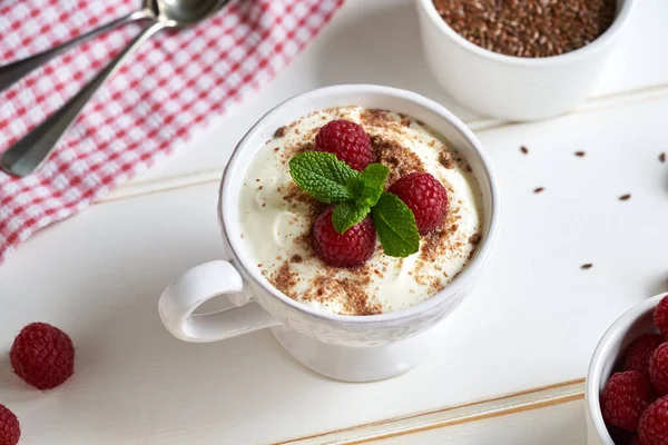 Quark Mit Leinsamenöl Frischen Himbeeren Und Pfefferminze Bestreut Mit Gemahlenen — Stockfoto