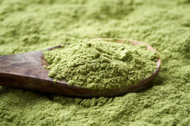 Kaşık üzerinde kuru arpa tozu - sağlıklı süper yiyecekler