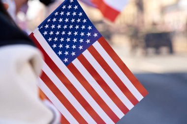 Arka planda bulanık askeri araçlar bulunan Amerikan bayrağının ayrıntıları. Pilsen 'in Amerikan Ordusu tarafından kurtarılmasının kutlanması.