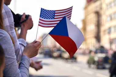Çek ve Amerikan kağıt bayraklarını sallayan insanlar 2. Dünya Savaşı 'nın sona ermesini ve Pilsen' in ABD tarafından özgürleştirilmesini kutluyorlar.