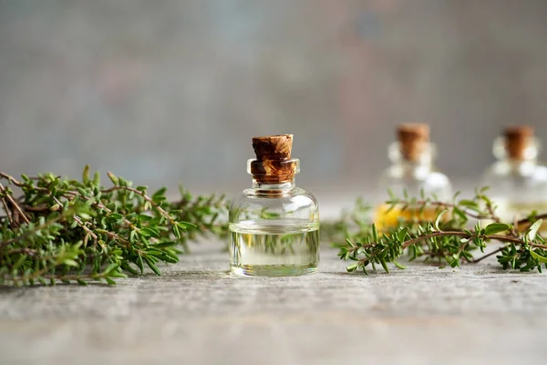 Przezroczysta Butelka Olejku Eterycznego Aromaterapii Świeżymi Gałązkami Tymianku — Zdjęcie stockowe