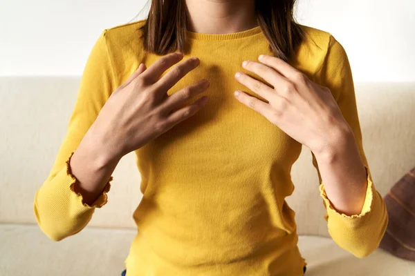 Tiener Meisje Oefenen Eft Tikken Emotionele Vrijheid Techniek Dacht Aan — Stockfoto