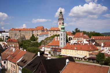 CESKY KRUMLOV, CZECH REPUBLIC - 10 Eylül 2021: Kasaba ve kale manzarası