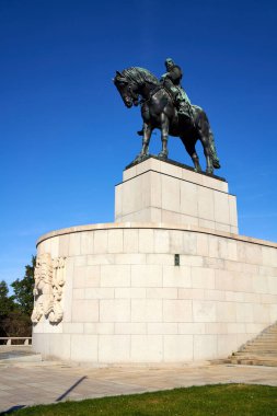 PRAG, CZECH Cumhuriyet - 1 Ekim 2021: Bronz binicilik heykeli ile Eş Lideri Jan Zizka Anıtı