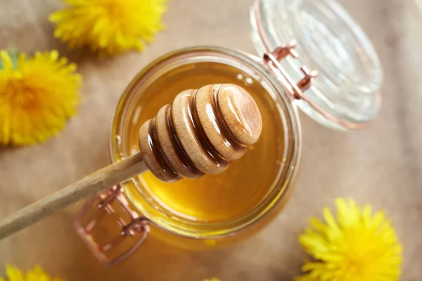 Maskros Honung Hemlagad Sirap Gjord Socker Och Färska Taraxacum Blommor — Stockfoto