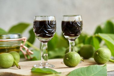 Baharda taze cevizli ev yapımı fındık likörü.