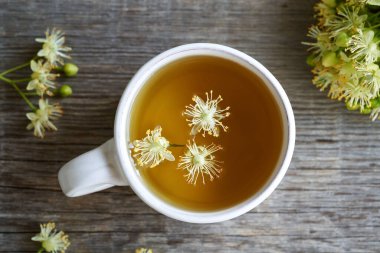 Bir fincan ıhlamur çiçeği çayı, üst manzara.