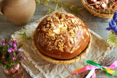 Mazanec - sıcak haç çöreğine benzer tatlı Paskalya pastası, bahar çiçekleri, yumurtalar ve Pomlazka adı verilen Çek kırbacıyla