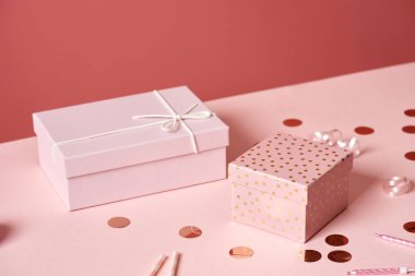 Masadaki pembe hediye kutuları - doğum günü kutlaması konsepti